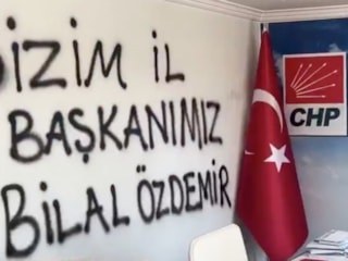 Aksaray'da boşaltılan CHP binası harabeye döndü