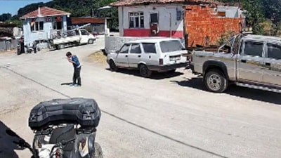 Çanakkale'de yere düşen Atatürk portresini öpüp kaldırdı