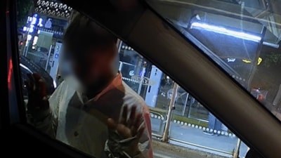 Eskişehir'de trafik ışıklarında para isteyen çocuk araçların camlarına yapıştı