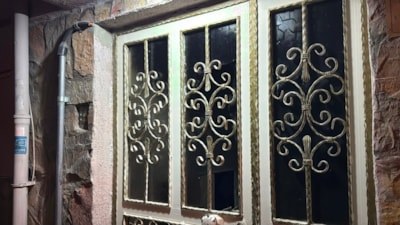 Eskişehir'de aile içi tartışma sokağa taştı: Evin camlarını kırıp otomobiliyle kaçtı