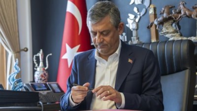 Özgür Özel, CHP'den istifa etti