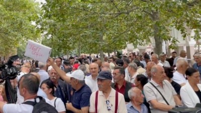 Özgür Özel, cumayı kılmaya Hacı Bayram Veli Camii'ne gitti: Destekçileri dışarıda bekledi