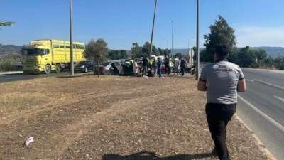 Aydın'da otomobil aydınlatma direğine çarptı: 2 yaralı