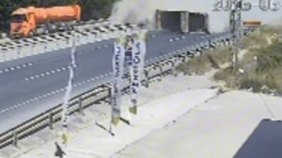 İstanbul Çekmeköy'de devrilen kamyonun sürücüsü ağır yaralandı