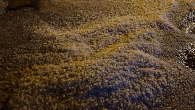Çorum'da doluya dönüşen sağanak, cadde ve sokakları beyaza bürüdü