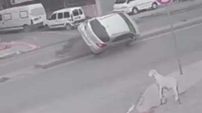 İstanbul Sultangazi'de refüje çarpan otomobil devrildi
