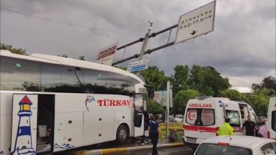 İstanbul'da yolcu otobüsü kaza yaptı: Yaralılar var