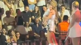 Hadise'den konserine gelen minik hayranına beşi bir yerde sözü