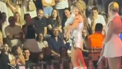 Hadise'den konserine gelen minik hayranına beşi bir yerde sözü