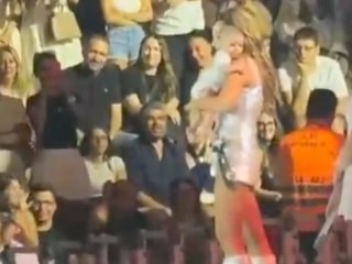 Hadise'den konserine gelen minik hayranına beşi bir yerde sözü