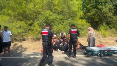 Antalya'da römork üzerindeki botlar devrildi: 3 yaralı
