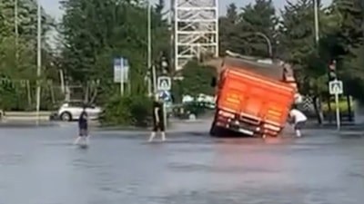 Adana'da su borusunun patlaması sonucu yollar göle döndü