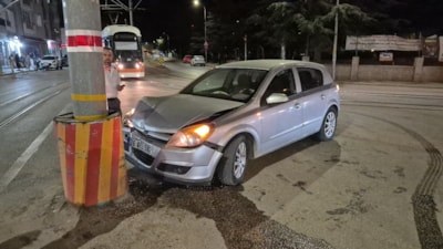 Eskişehir'de kontrolden çıkan otomobil direğe çarptı