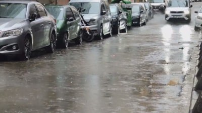 İstanbul'da şiddetli sağanak yağış etkili oldu: Yollar göle döndü