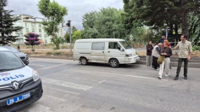 Eskişehir'de yaya geçidinde durmayan minibüs, yaşlı kadın ve torununa çarptı