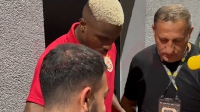 Galatasaray taraftarları, Victor Osimhen'den imza almak için yarışa girdi