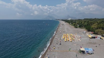 Antalya'da havaların serinlemesi tatilcilere engel olmadı: Konyaaltı dolup taştı