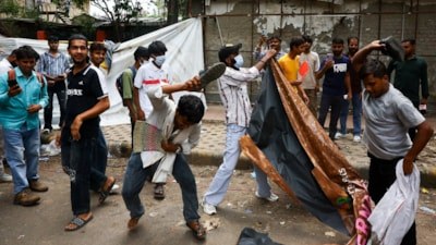 Hindistan'da Eğitim Bakanı Hamam Böceği Partisinin protestoları sonucunda istifa etti