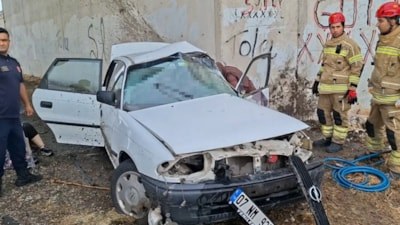 Bursa'da otomobil beton duvara çarptı: 3 ölü, 2 ağır yaralı
