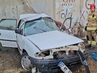 Bursa'da otomobil beton duvara çarptı: 3 ölü, 2 ağır yaralı
