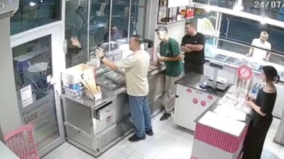 Adana'daki cinayetin kamera görüntüleri ortaya çıktı: Telefonda görüştüğü kişiye el sallayıp ateş açtı