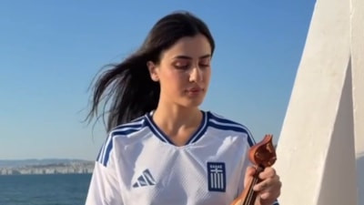 Yunanistan Milli Futbol Takımı, formasını kemençeyle tanıttı