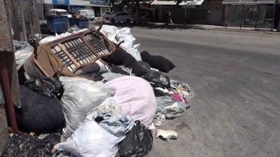 Seyhan'da taşan çöp konteynerleri, caddeleri atıkla kapladı