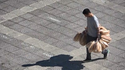 Samsun'da görenleri şaşırtan manzara: Tek seferde 100 ekmeği kollarında taşıyor
