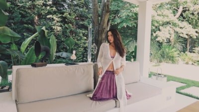 Demet Özdemir yine cesur! Havuz başındaki tarzı olay oldu