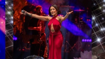 Şarkıcı Melek Mosso sahnede dans şov yaptı
