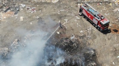 İzmir'de çöplüğe dönen boş arazi yine yandı