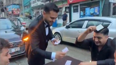 Adana'da gelin arabasının önünü iskambil masası kurarak kestiler