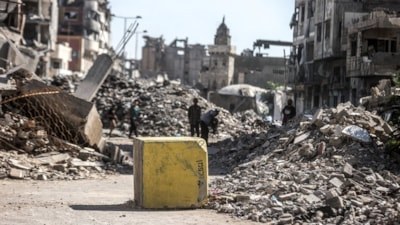 Gazze'de İsrail'in yıktığı binanın enkazından iki aileye ait 99 cenaze çıkarıldı