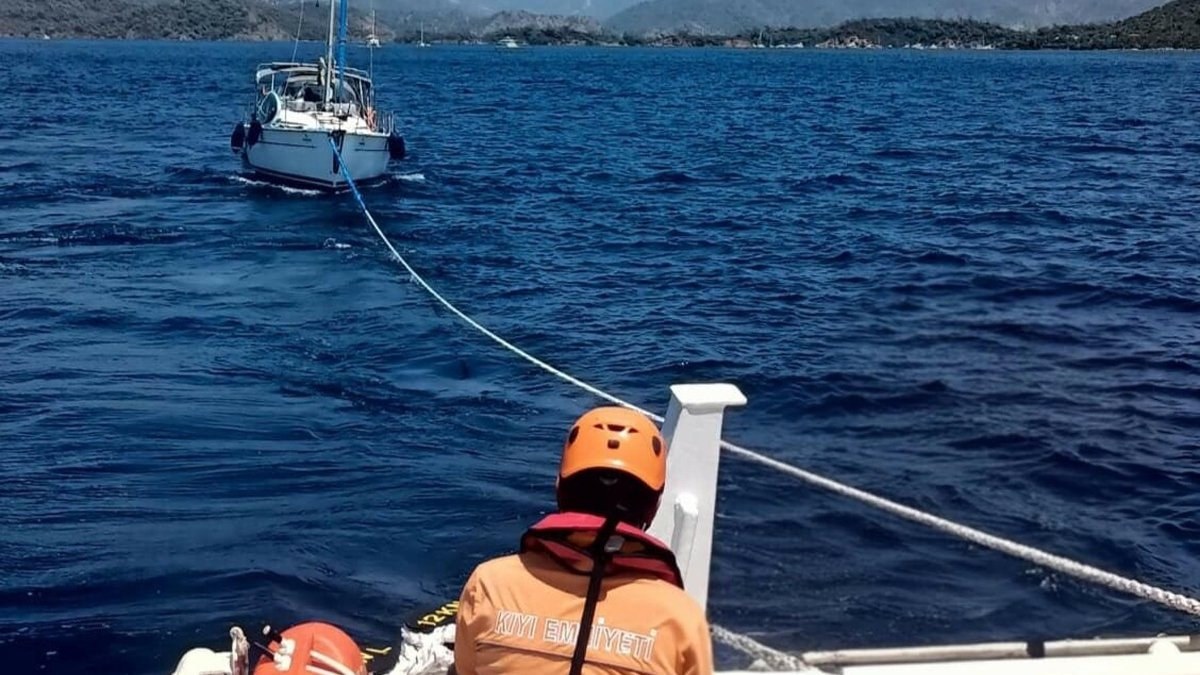 Muğla'da makine arızası yaşayan tekne sürüklendi