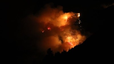 Antalya Kaş'taki orman yangınında gece mesaisi: Mücadele karadan sürüyor