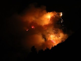 Antalya, Kaş'taki orman yangınında gece mesaisi: Hava araçları çekildi, mücadele karadan sürüyor