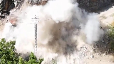 Adana'da 6 mahallenin kullandığı yoldaki tehlikeli viraj, dinamitle kaldırılıyor