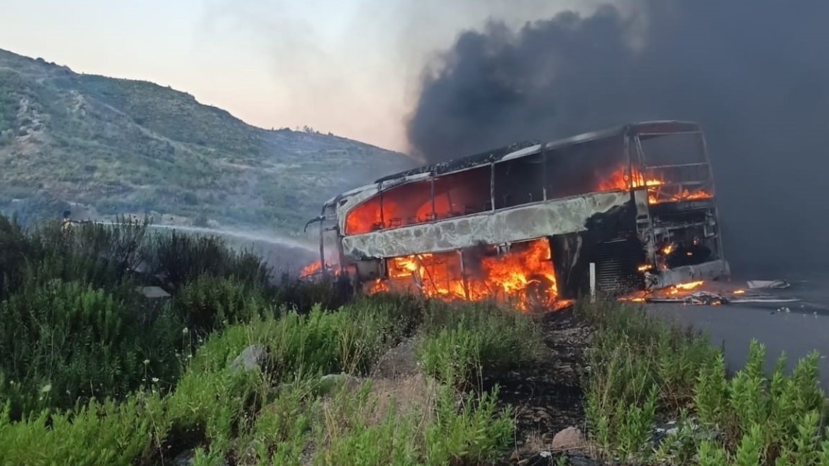 Antalya'da seyir halindeki yolcu otobüsünde yangın çıktı