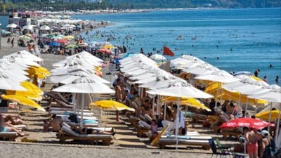 Sıcak havanın etkili olduğu Antalya'da sahillerdeki yoğunluk devam ediyor
