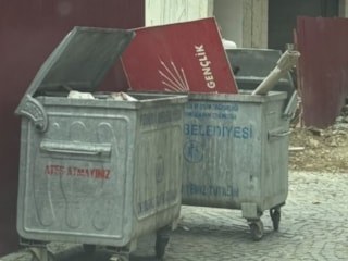 Trabzon'da Yeni Parti'ye geçen CHP'liler, CHP tabelasını çöpe attı