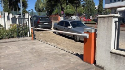 Sakarya'da tapu personeliyle tartışan belediye başkanının, kurumun önünü kazdırdığı öne sürüldü