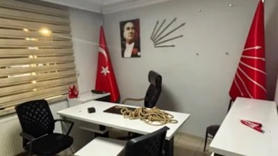 Yeni Parti'ye geçen bir grup, CHP'nin Mamak'taki parti binasına urgan bıraktı