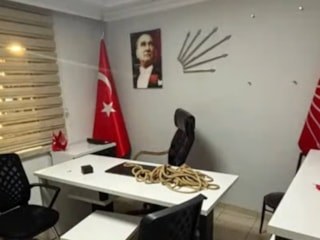 Yeni Parti'ye geçen bir grup, CHP'nin Mamak'taki parti binasına urgan bıraktı