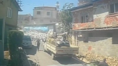 Hatay'da inşaat malzemesi yüklü kamyonun devrilme anı kamerada