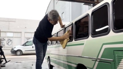 Bursa'da minyatür otobüsüne gözü gibi bakıyor