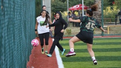 Samsunlu kadınlar haftada bir kez halı sahada maç yapıyor: Eşleri evde çocuklara bakıyor