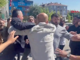 Etimesgut Belediyesi önünde bekleyen vatandaşlar arasında arbede çıktı