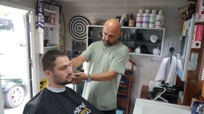 Artvin'de karavanını kuaför salonuna dönüştürdü