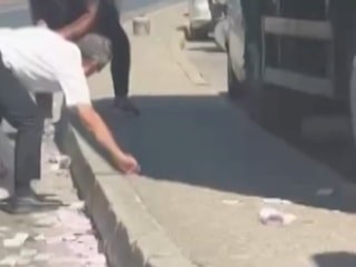 İzmir'de deste deste paralar yola savruldu: Vatandaşlar toplamak için seferber oldu