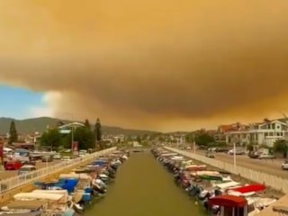Muğla'da orman yangınında göz gözü göremez oldu: Gökyüzü dumanla kaplandı